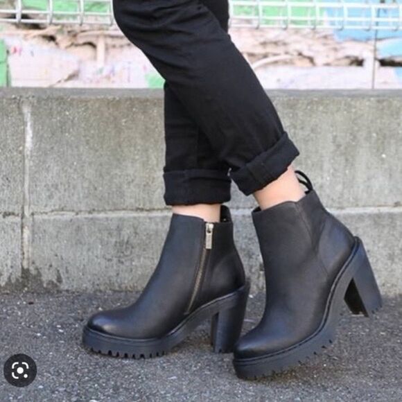 Dr. Martens Magdalena Black Leather Lug Sole Chelsea Boots Sz 10 - Picture 1 of 7